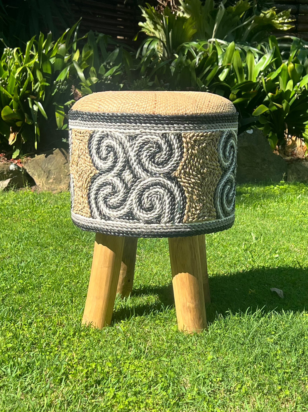 Balinese Hand Crafted Stool Tempel Top Tikar (Bulat)
